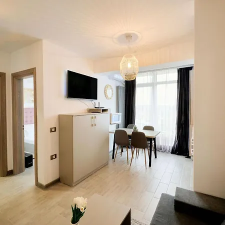 Royale Sundance 8 & Pool Nord Mamaia