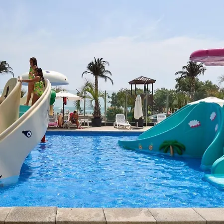 Royale Sundance 8 & Pool Nord Mamaia