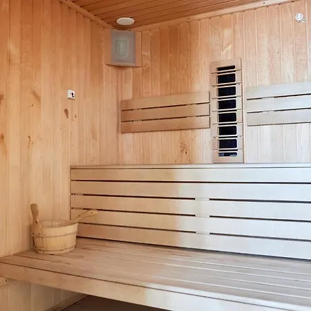 Royale Sundance 8 & Pool Nord Mamaia