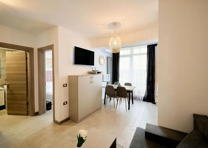 Royale Sundance 8 & Pool Nord Mamaia